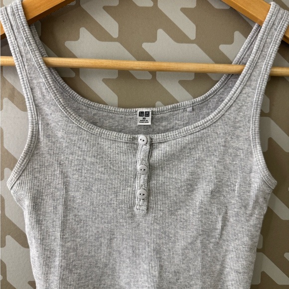 Uniqlo Gray Ribbed Tank Top - Picture 1 of 2